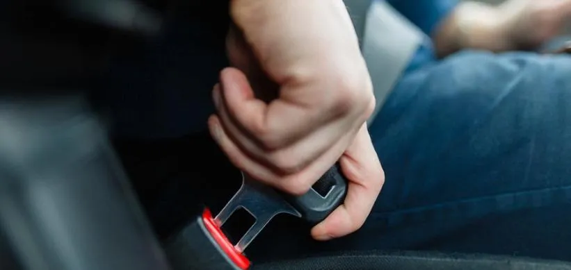 Yol polisi kəmər taxmalıdır?