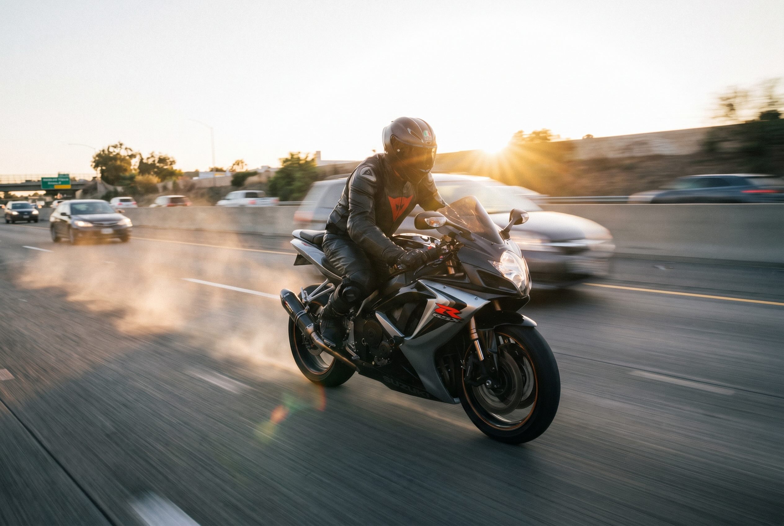 Motosikletçilər hansı zolaqda hərəkət edə bilərlər