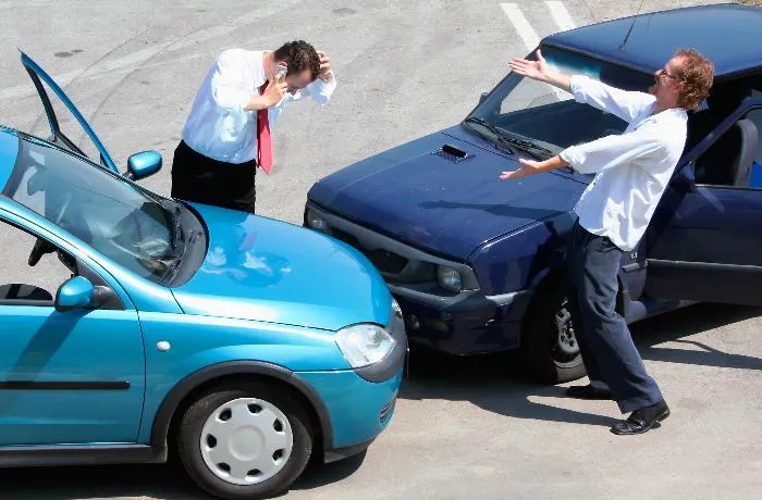 Qəza yerindən avtomobili uzaqlaşdırmaq olarmı? Sığorta və DYP ilə problemlər.